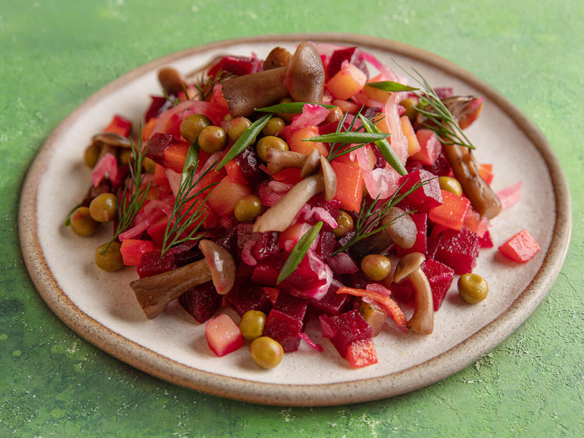 Винегрет с маринованными опятами